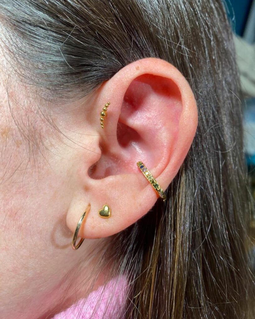 Piercing en la oreja realizado en antídoto tatuaxe ourense