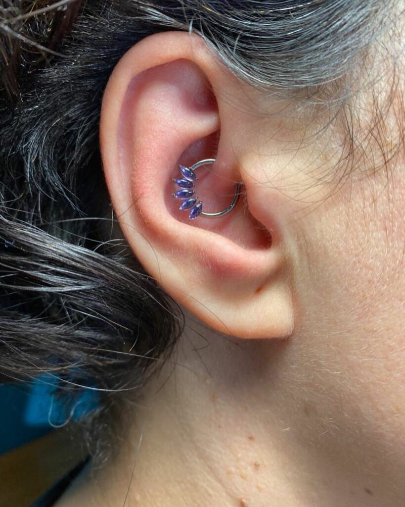 Piercing en la oreja realizado en antídoto tatuaxe ourense
