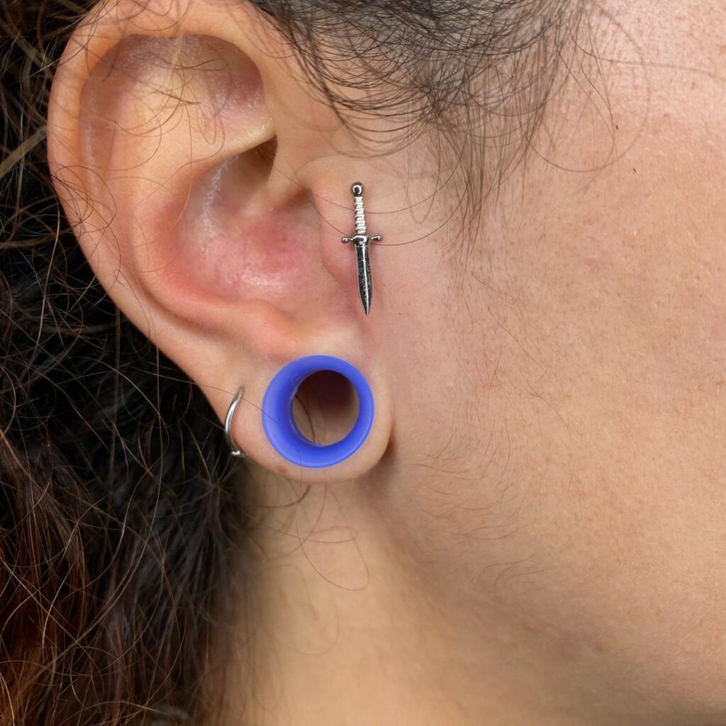 Piercing en la oreja realizado en antídoto tatuaxe ourense