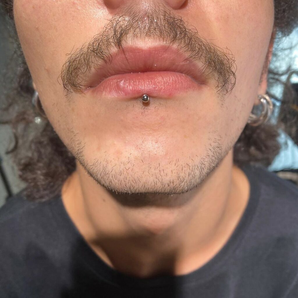Piercing en el labio realizado en antídoto tatuaxe ourense