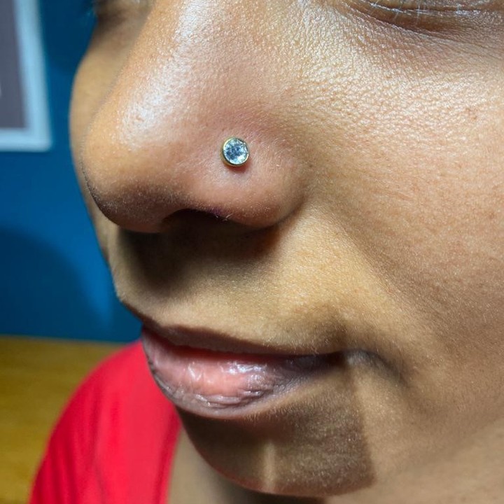 Piercing en la nariz realizado en antidoto tatuaxe ourense