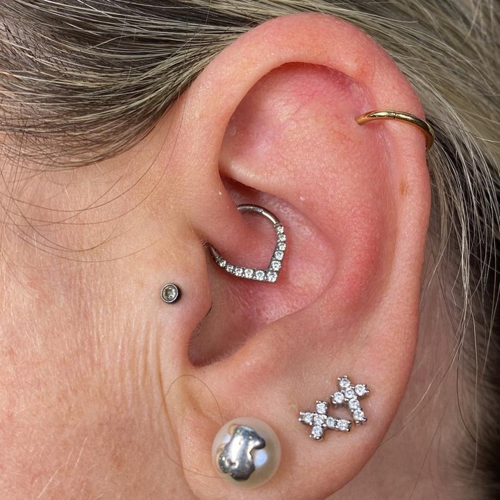 Piercing en la oreja realizado en antídoto tatuaxe ourense