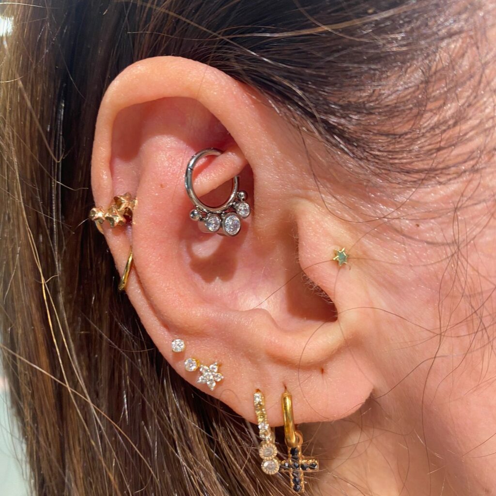 Piercing en la oreja realizado en antídoto tatuaxe ourense