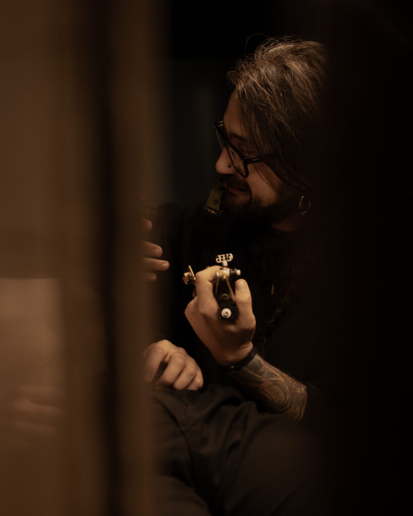 Antón Díaz prepara la atmósfera de confianza para la realización del tatuaje en Ourense